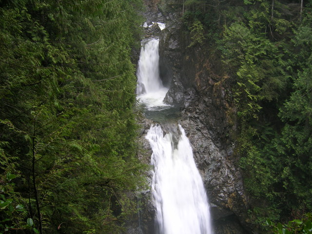 Search continues for young woman who fell over Wallace Falls